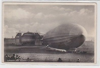 18059 Ak Luftschiff "Graf Zeppelin" LZ 127 vor der Halle um 1930