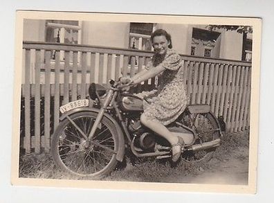 39393 Foto junge Frau mit altem Motorrad um 1940