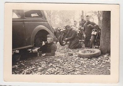 56761 Foto Soldaten reparieren Auto daneben Motorräder um 1940