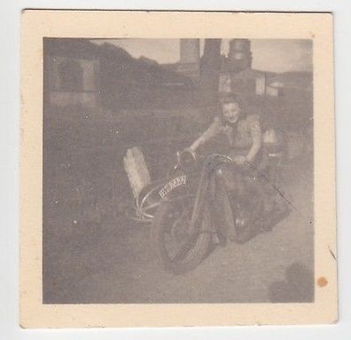 61166 Foto junge Frau mit altem Motorrad um 1940