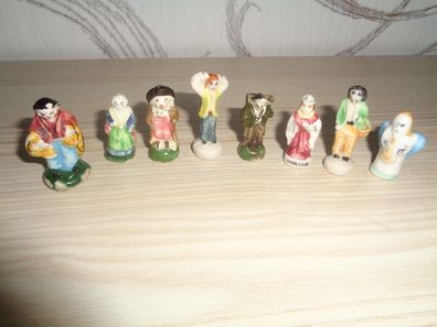 8 sehr kleine Figuren aus Keramik