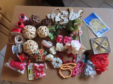Kiste mit Bastelmaterial Bänder Blumen Perlen Kugeln Holzfigur Herzen