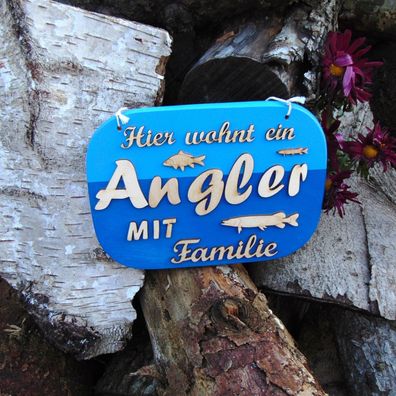 Spruchbrett als Geschenk für Angler "Hier wohnt ein Angler mit Familie" aus Holz