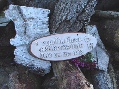 Baumscheibe für Pension Oma Enkelbetreuung rund um die Uhr mit Holzbuchstaben