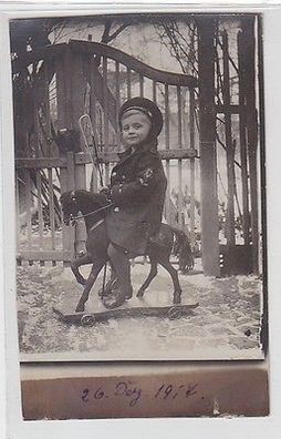 15128 Foto Ak Kind auf Schauckelpferd in Matrosenjacke und Mütze 1917