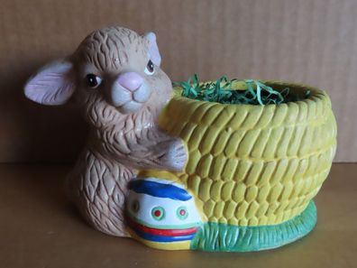 Figur Hase braun mit Korb in gelb und einem Ei Keramik/ Ca.9 cm hoch