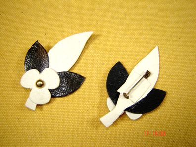 echt Leder Brosche Blumen Blätter schwarz weiß Anstecknadel handgearbeitet Vintage