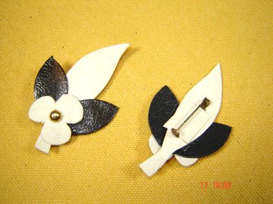 echt Leder Brosche Blumen Blätter marine weiß Anstecknadel handgearbeitet Vintage