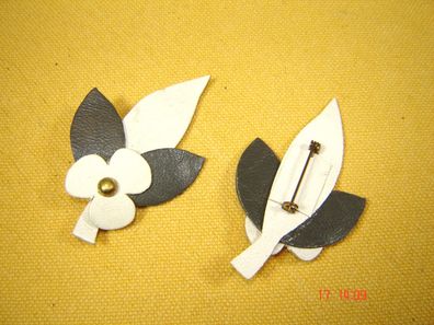 echt Leder Brosche Blumen Blätter grau weiß Anstecknadel handgearbeitet Vintage