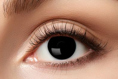 Schwarze Kontaktlinse mit Sehstärke . Durchmesser 14,5 mm. Jahreslinsen.
