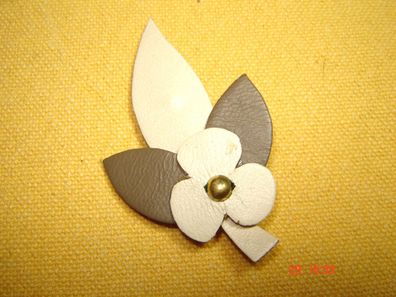 echt Leder Brosche Blumen Blättern beige h`braun Anstecknadel handgearbeitet Vintage
