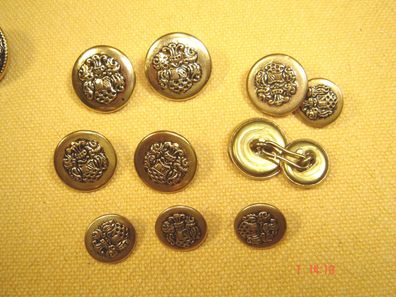 Sortiment 9 Metallknöpfe goldfb zweiteilig Wappen 3 Größen + Manschettenknöpfe