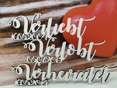 Schriftzug Verliebt Verlobt Verheiratet mit Datum aus Holz in weiß Hochzeit