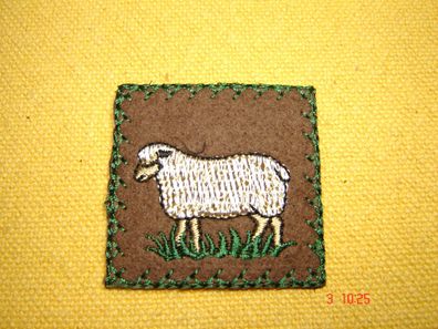 Patch Badge Bügelbild Stickbild weißes Schaf auf braun mit Gras