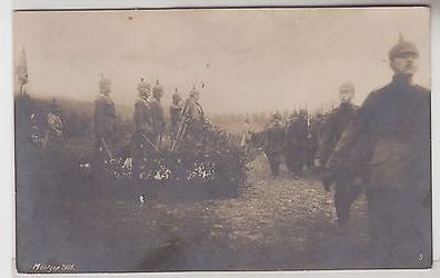 63928 Foto Ak Parade vor Kaiser Wilhelm II im Felde 1. Weltkrieg 1917