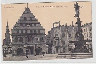 64330 Ak Greifswald Markt mit Rathaus und Kaiserbrunnen um 1910