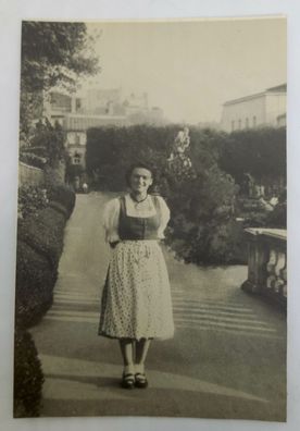 Salzburg Frau mit Tracht im Mirabellgarten Festung 60017