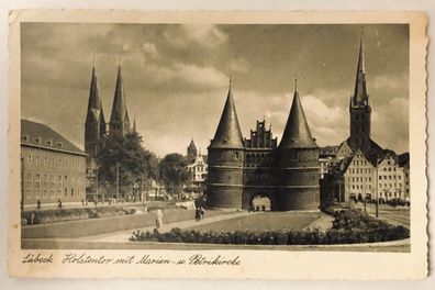 Lübeck Holstentor mit Marien u Petrikirche 82026