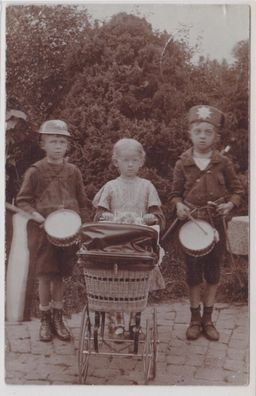 56064 Foto Ak Kinder in Garten mit Trommeln und Puppenwagen 1910