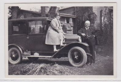 13719 Foto Ehepaar mit Opel Oldtimer