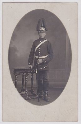 70753 Foto Ak Erlangen Soldat mit Paradehelm und Säbel 1915
