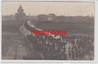 72942 Foto Ak Nürnberg ? riesiger Trauerzug an einer Großbaustelle um 1910