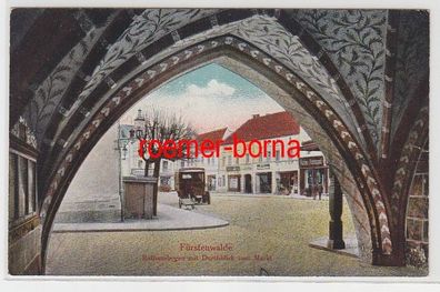 71856 Ak Fürstenwalde Rathausbogen mit Durchblick zum Markt um 1920