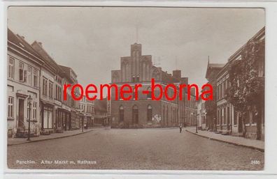 73614 Ak Parchim alter Markt mit Rathaus um 1920