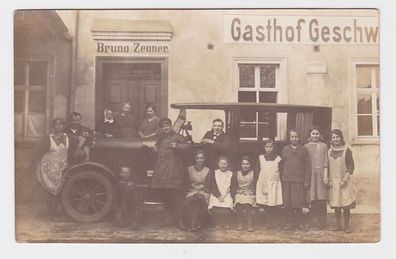 92296 Foto Ak Rötha Auto vor Gasthof Bruno Zeumer um 1920