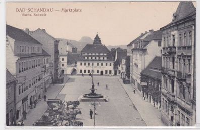 94959 Ak Bad Schandau - Marktplatz mit Brunnen, Kutschen und Gasthaus um 1920