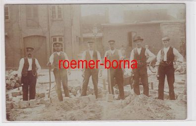 84727 Foto Ak Neumünster Arbeiter auf Baustelle 1913