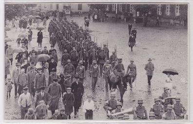 88876 Foto Ak Ratzeburg Militärkolonne zieht durch die Stadt um 1930