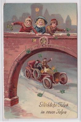 90522 Neujahrs Ak Kinder werfen Kleeblätter von Brücke auf Auto um 1910