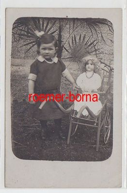 68892 Foto Ak Kind mit Puppenwagen und Puppe um 1910