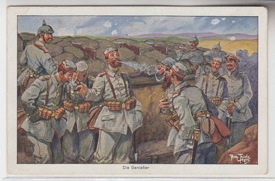 68160 Künstler Ak Arthur Thiele 'Die Genießer' Soldaten rauchen um 1915
