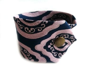 Armband Krawatte Upcycling Handmade Vintage Band Druckknopf rosa blau M