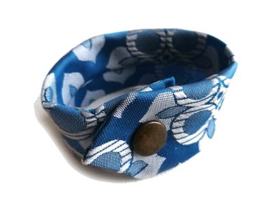 Armband Krawatte Upcycling Handmade Vintage Band Druckknopf blau weiß M