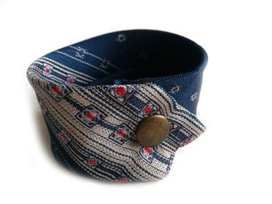 Armband Krawatte Upcycling Handmade Vintage Band Druckknopf blau Streifen S