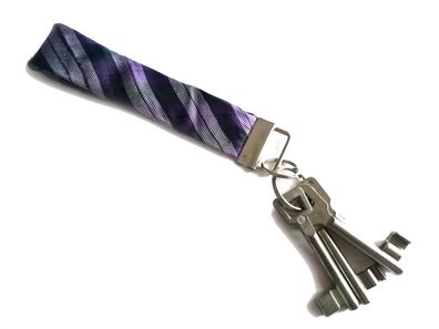 Krawatte Schlüsselanhänger Upcycling Unikat Schlüsselband lila Streifen