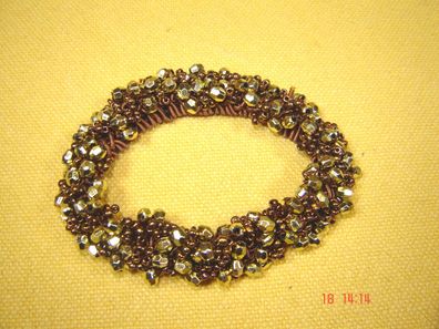 Haargummi Rocaille Perlen rehbraun mit goldfarbenen Glitzerperlen p