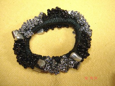 Haargummi Rocaille Perlen schwarz mit silberfarbenen Glitzerperlen p