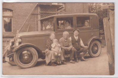 93751 Foto Ak Ford Model A Oldtimer mit Familie des Besitzers um 1920