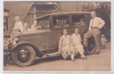 17163 Foto Ak Ford Model A Oldtimer mit Familie des Besitzers um 1920