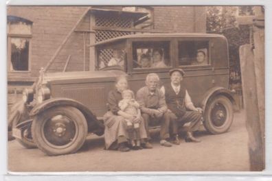 15134 Foto Ak Ford Model A Oldtimer mit Familie des Besitzers um 1920