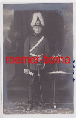 85149 Foto Ak Soldat in Paradeuniform mit Pickelhaube und Säbel um 1915