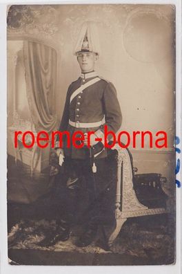 85147 Foto Ak Soldat in Paradeuniform mit Paradehelm und Säbel 1915