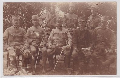 81405 Ak Gruppenfoto österreichische Soldaten und Offiziere mit Degen um 1915