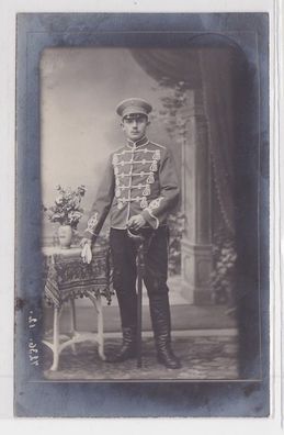 59482 Foto Ak Husar mit Uniform und Säbel um 1915