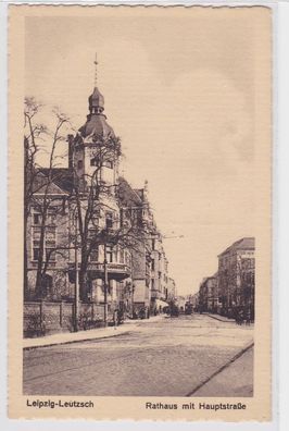 85625 Ak Leipzig Leutzsch Rathaus mit Hauptstrasse um 1930