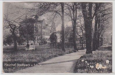 69052 Ak Naunhof Stadtpark und Schule um 1920